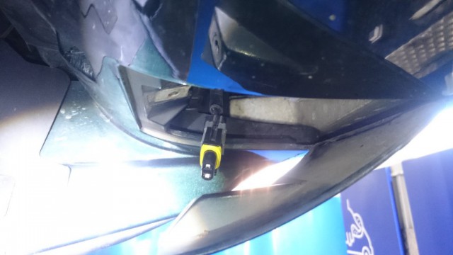 Dimljuslampa honkontakt under fronten.